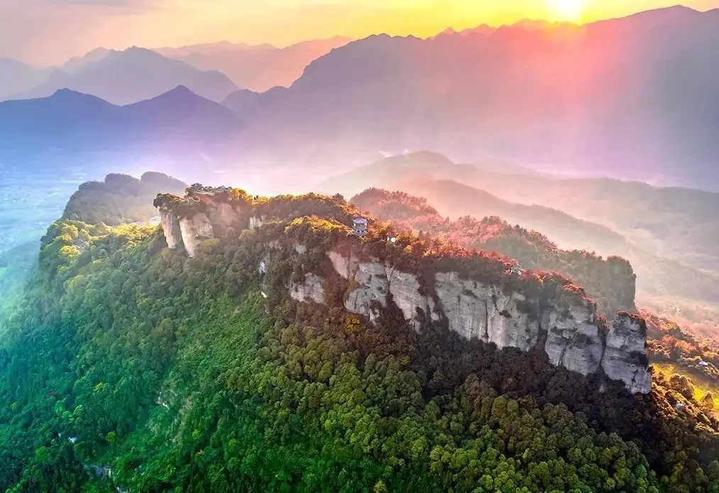 好消息，暑期直通車來啦！綿陽—江油景區(qū)直通車開通，城區(qū)內(nèi)接送直達景區(qū)。