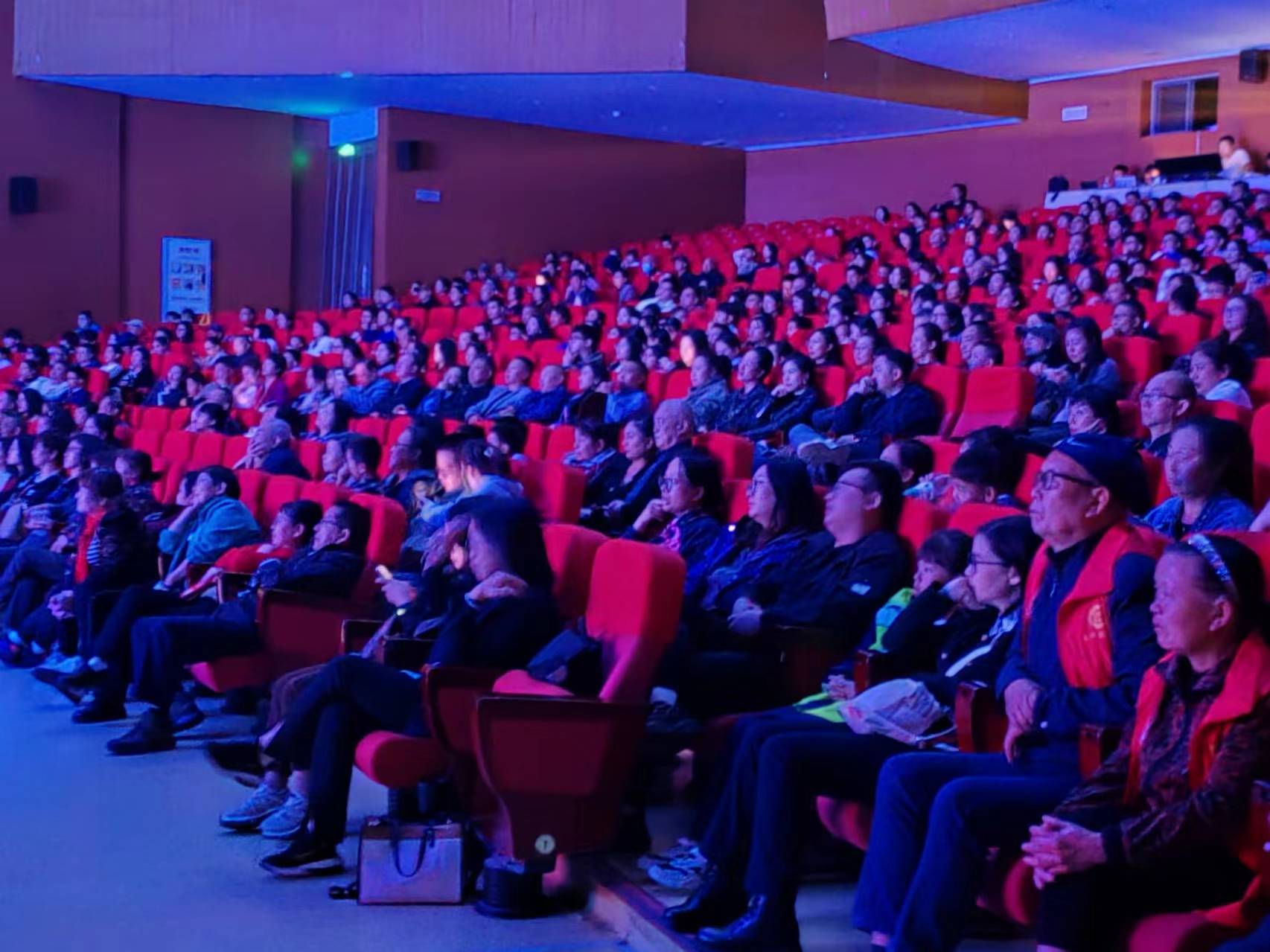 邀請(qǐng)99位老人進(jìn)劇場  與李白時(shí)空“對(duì)話”